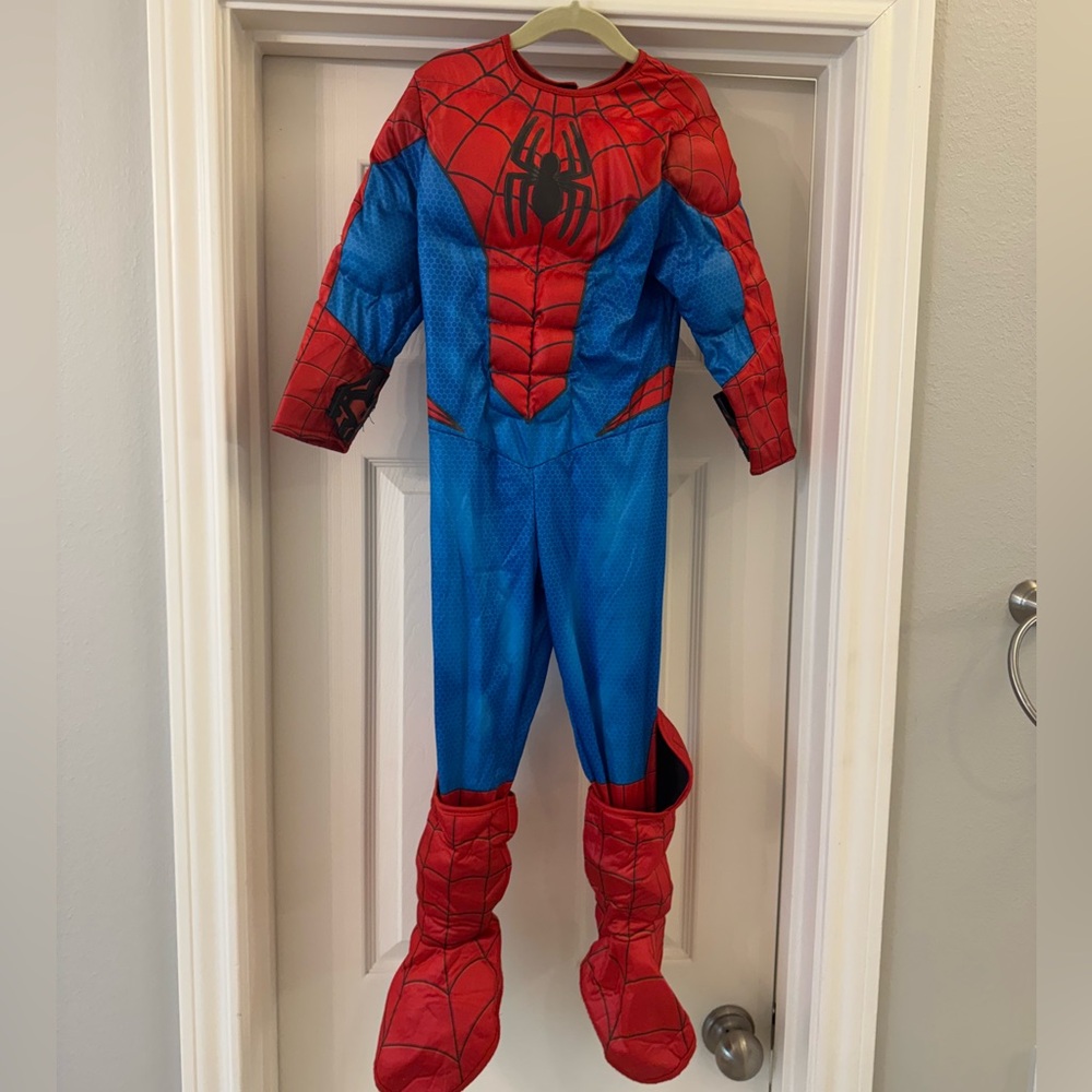 Boys Spider-Man Costume 
Size: XS (fits like a 4T)